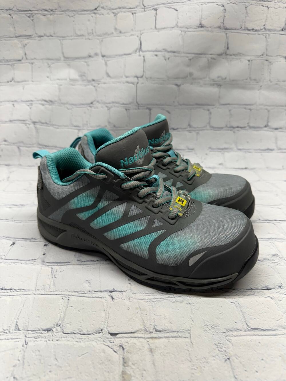 NWOT Nautilus Velocity Women’s Safety Work Shoe Carbon Toe Size 6